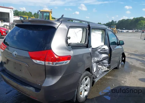 2013 Toyota Sienna Le V6 8 Passenger z USA, uszkodzony, nr VIN 5TDKK3DC8DS322915